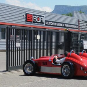 DEVALLIET - hervé près du portail - floutté