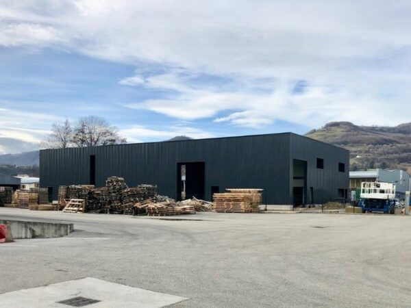 Actualité - nouvelle usine à Tullins - Hall d'assemblage et accueil client -Devalliet Manufacture Française d'Automobiles