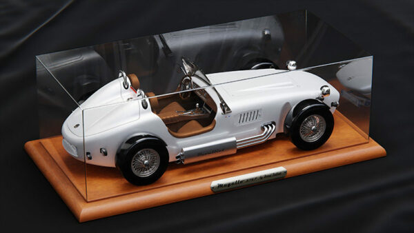 Photo pour fond d'écran voiture Mugello 375F blanche de Devalliet version miniature/maquette sous cloche