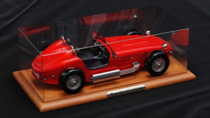 Photo pour fond d'écran voiture Mugello 375F rouge de Devalliet version miniature/maquette sous cloche
