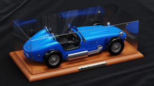 Photo pour fond d'écran voiture Mugello 375F bleue de Devalliet version miniature/maquette sous cloche