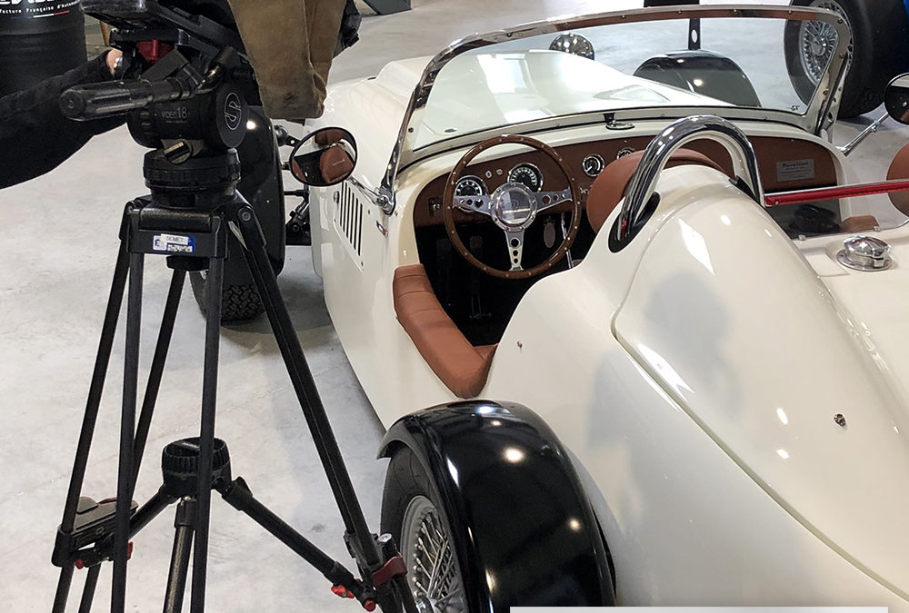 Image du modèle Mugello de Devalliet blanc en intérieur avec une caméra professionnelle sur trépied orientée vers la voiture