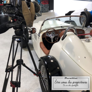 Image du modèle Mugello de Devalliet blanc en intérieur avec une caméra professionnelle sur trépied orientée vers la voiture
