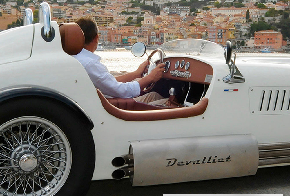 Image du modèle Mugello de Devalliet blanc avec un conducteur regardant une ville au bord de l'eau