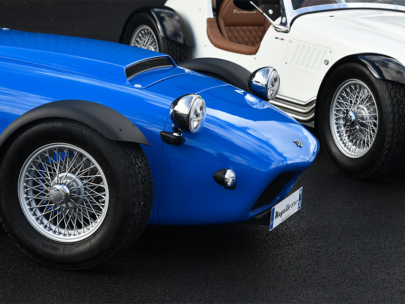 Image zoomée de l'avant du modèle Mugello 375F bleu de Devalliet avec un arrière plan la version blanche