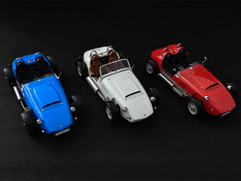 Image de trois modèles Mugello alignés dans les couleurs : bleu / blanc / rouge