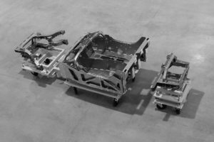 Image du châssis modulaire en trois parties séparées montées chacune sur roulettes