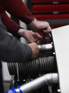 Image zoomées de collaborateurs travaillant sur le modèle Mugello 375F de Devalliet