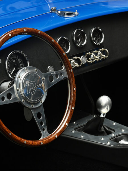 Image zoomée sur le volant, tableau de bord et levier de vitesse du modèle Mugello 375F de Devalliet