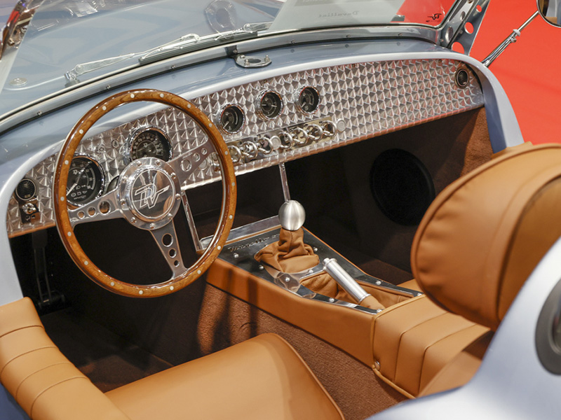 interieur-Mugello-375f-cuir-marron-tableau-de-bord-aluminium