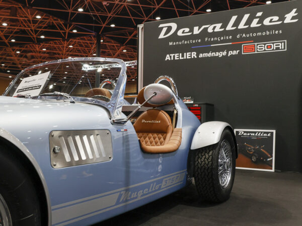 voiture-Mugello-375F bleu-glacier-stand-epoquauto-2023